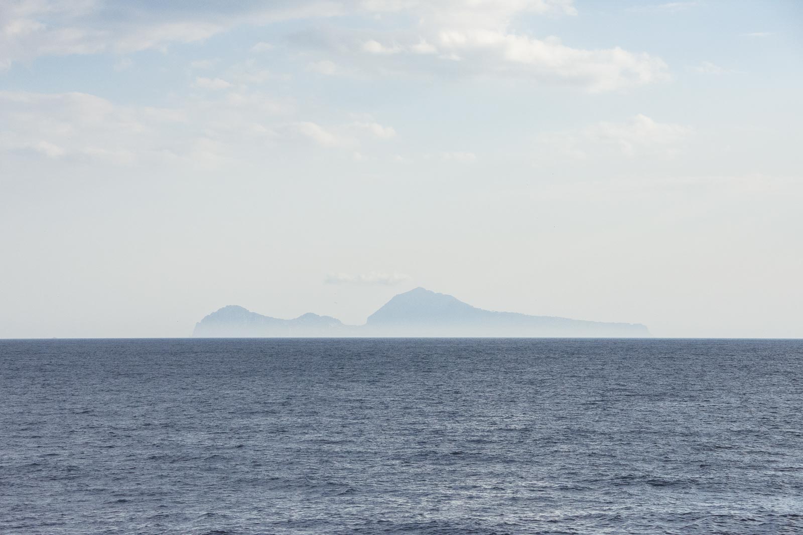 Vue de l’île de Capri sur la baie de Naples
