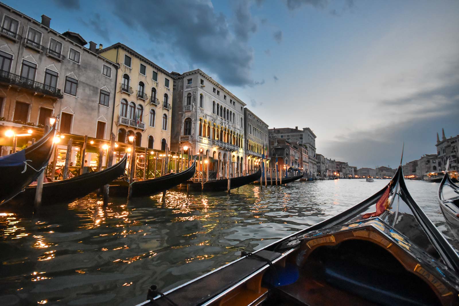 Lumières du crépuscule sur le Grand Canal à Venise en Italie